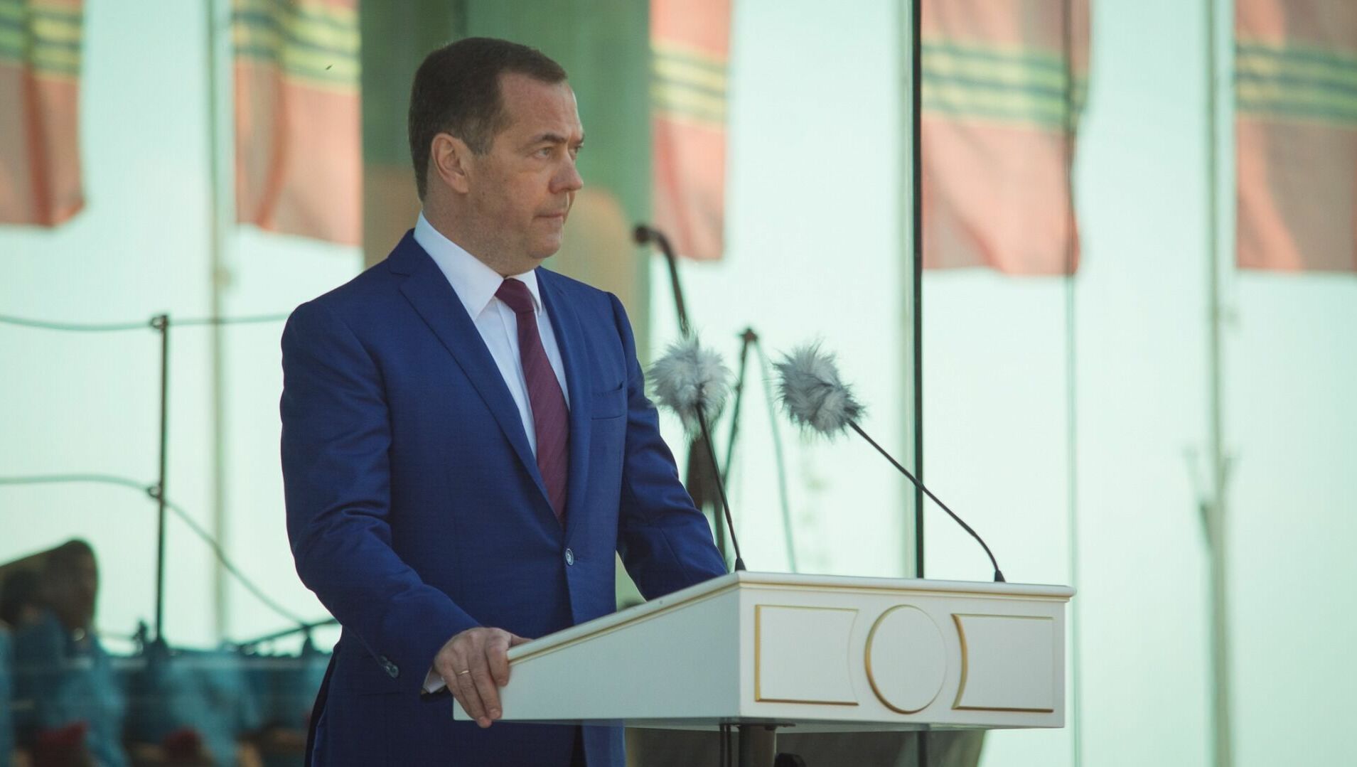 Дмитрий Медведев призвал не пускать в Россию «предателей» и лишить их дохода в стране