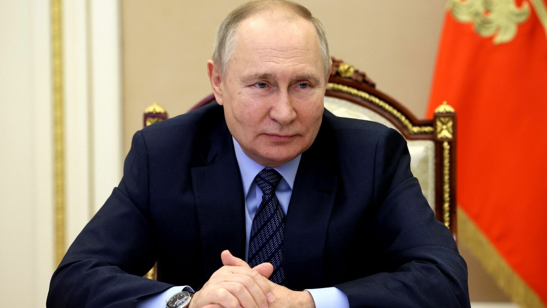 Владимир Путин поручил ускорить рост зарплат в 2023 году