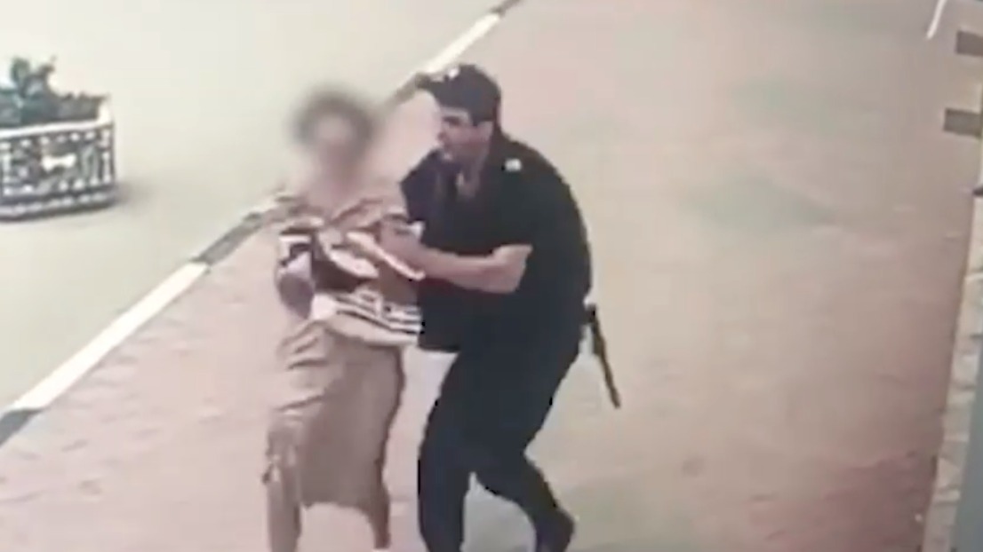 Задержание учительницы, пытавшейся поджечь военкомат в Феодосии, попало на видео