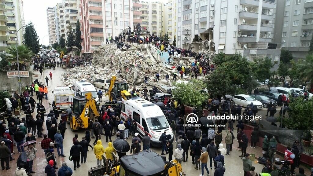 Почти 2,5 тысячи человек погибли в результате мощного землетрясения в Турции и Сирии
