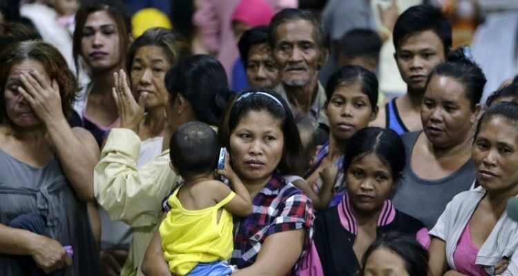На Филиппинах из-за тайфуна эвакуируют людей