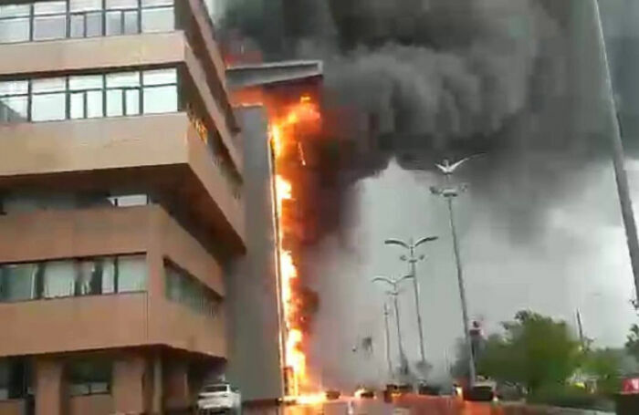 Из горящего бизнес-центра в Москве эвакуировали 120 человек