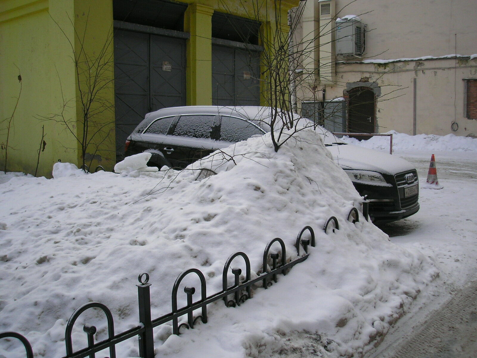 В этом дворе жители не стали дожидаться милости от начальства и сами освободили парковку от снега, перенеся его на газон.