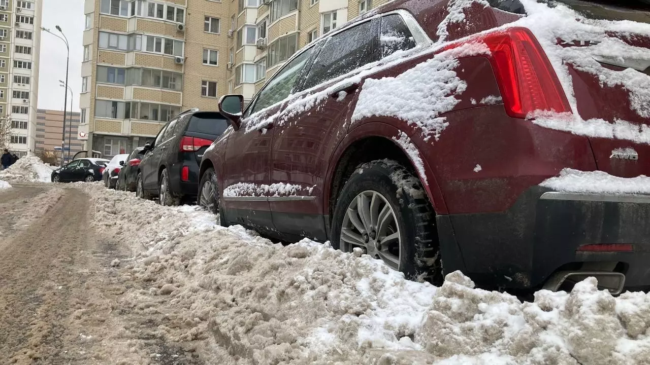 В столичном районе Марфино убирают от снега только проезжую часть