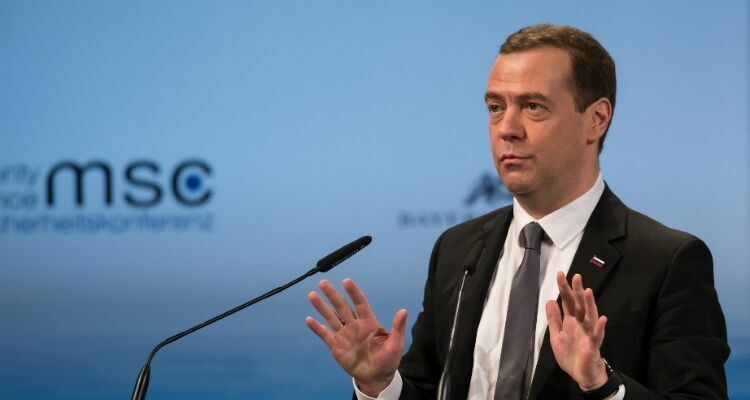 Медведев: отношения РФ и Запада скатились к временам «холодной войны»