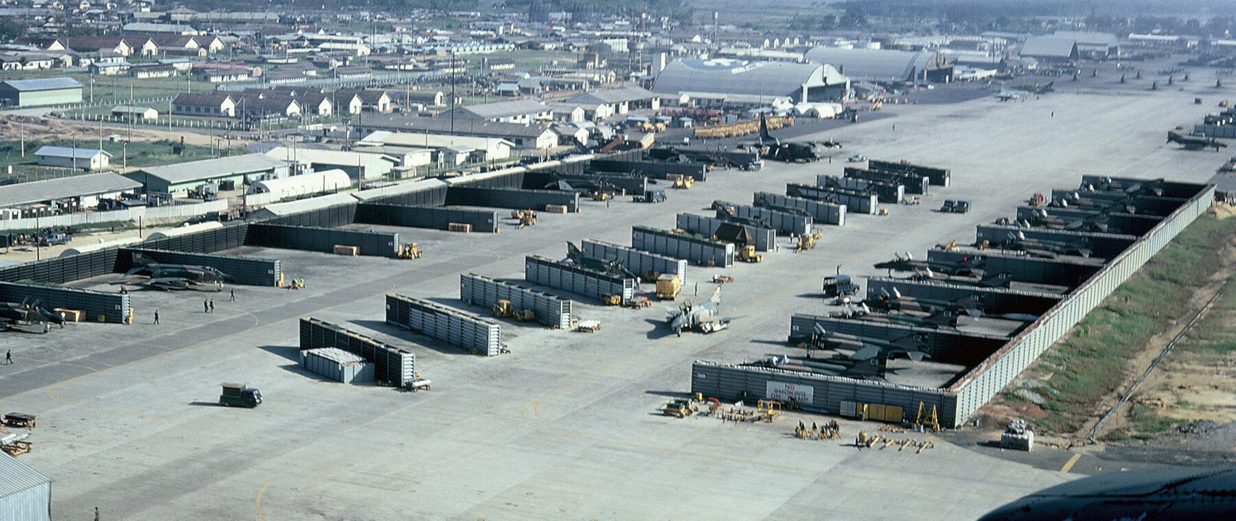Защитные капониры для авиационной техники на американской авиабазе Дананг, около 1968 года (с) ВВС США