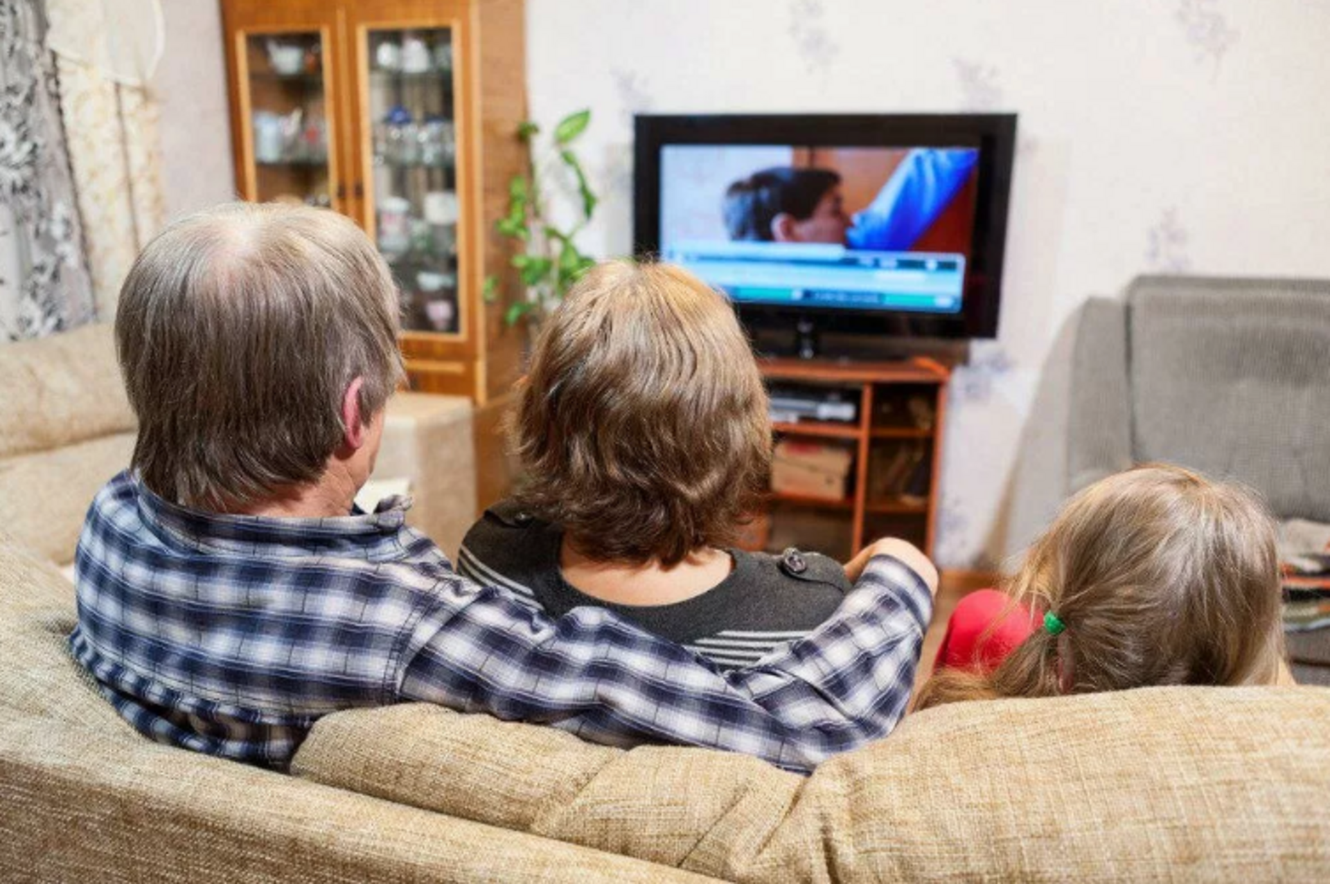 Телевизор смотрю вести. Телевизор. Семья у телевизора. Человек перед телевизором. Семья у телека.