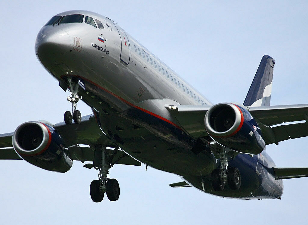 Пассажирский самолет SSJ-100 совершил аварийную посадку в Ростове-на-Дону