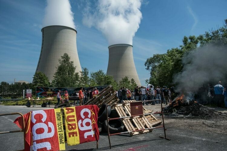 Работники французских АЭС присоединились к забастовкам