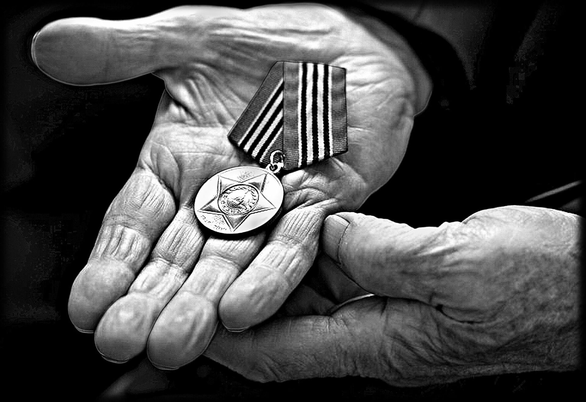 Великая память дедам. Руки ветерана с медалью. Руки ветерана с медалью за отвагу. Медаль за отвагу в руках. Орден в руках ветерана.