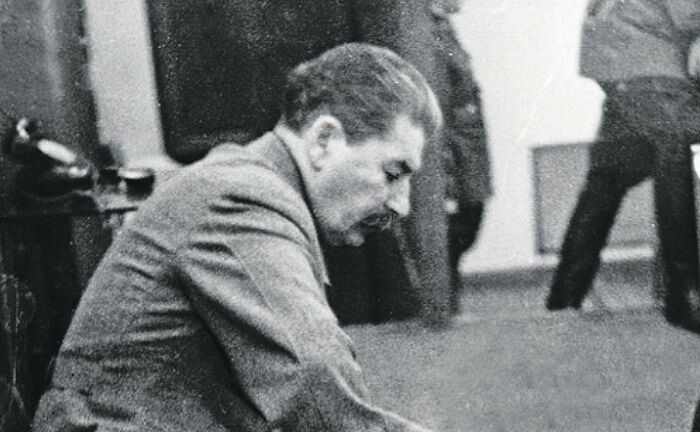 Лето 1941-го. Уникальное фото Сталина  в глубоком раздумье