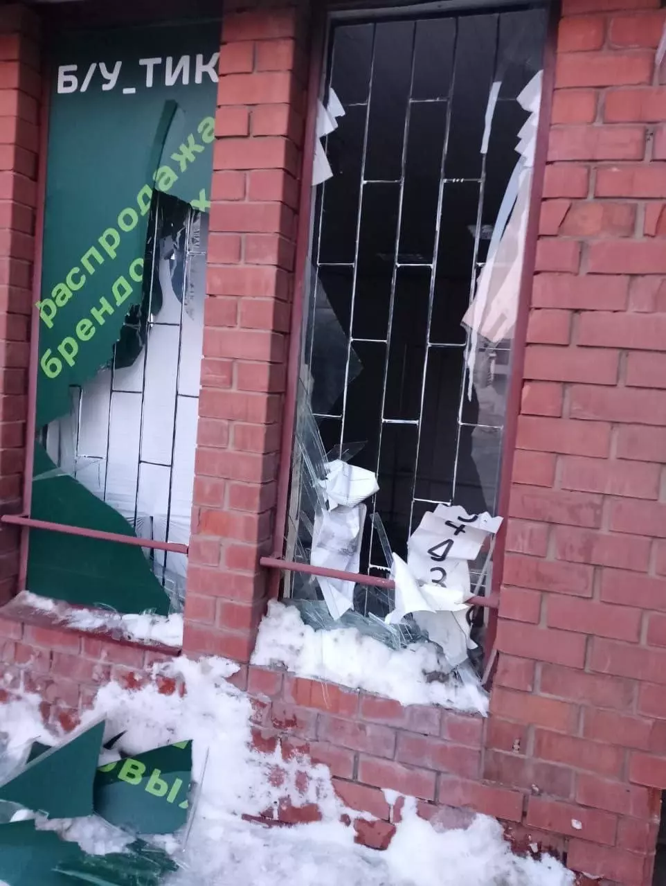 Так выглядит воронежский рынок после атаки БПЛА — в магазинах и на прилавках разбиты окна и повреждены витрины.