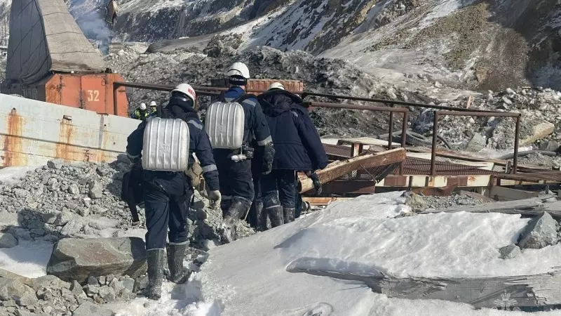 Спасатели надеются добраться до 13 горнорабочих, оказавшихся под завалами на руднике «Пионер»