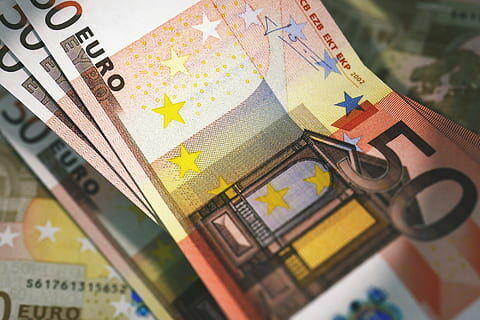 Курс евро к рублю достиг максимума за четыре месяца