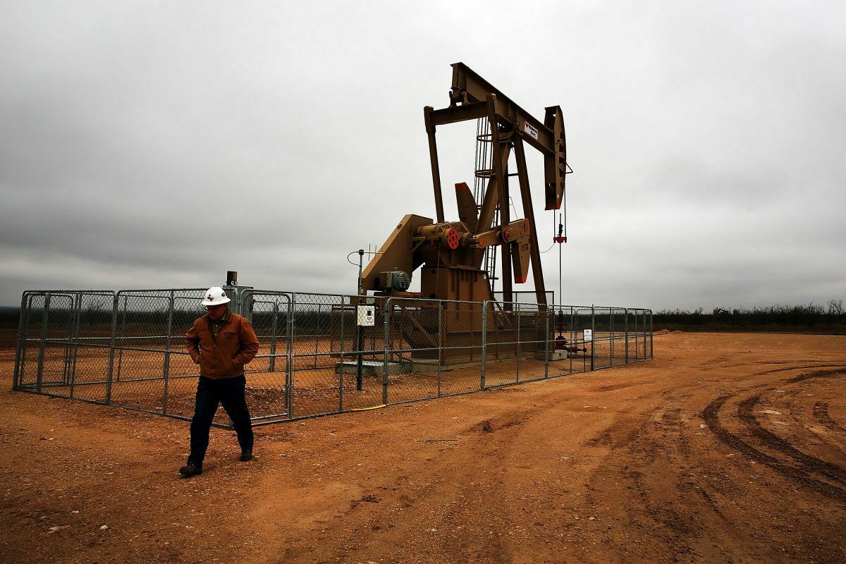 Цена на нефть США обрушилась с очередным антирекордом
