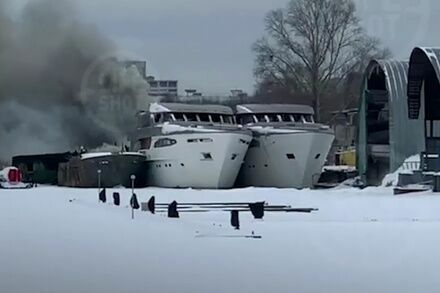 На Москве-реке загорелся прогулочный корабль