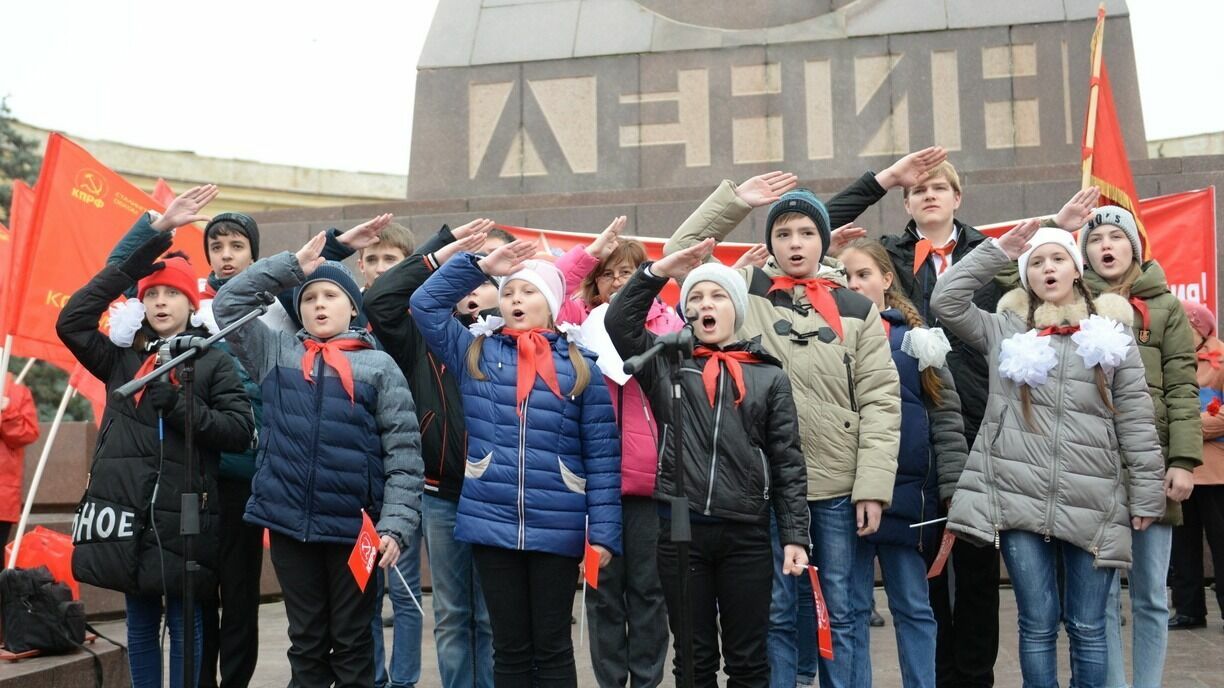 Российских школьников хотят обязать носить патриотические значки