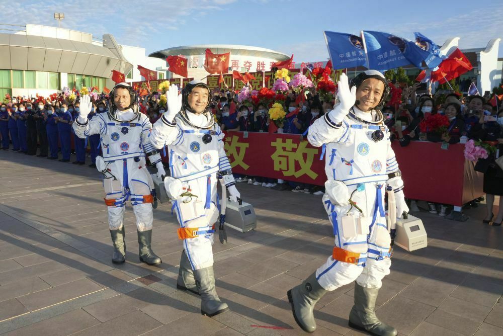 Экипаж орбитальной станции Китая поставил рекорды и вернулся на Землю