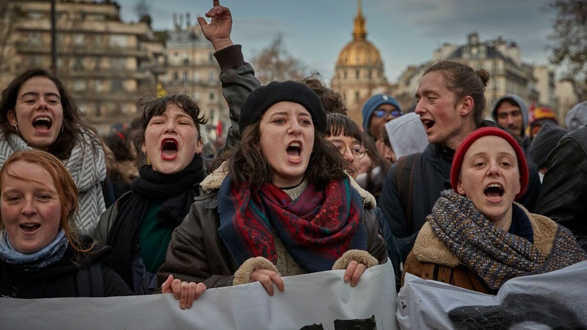 Во Франции в акциях протеста против пенсионной реформы участвуют более 1 млн. человек