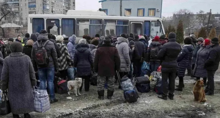 Путин поручил выплатить беженцам из ДНР и ЛНР по 10 тысяч рублей