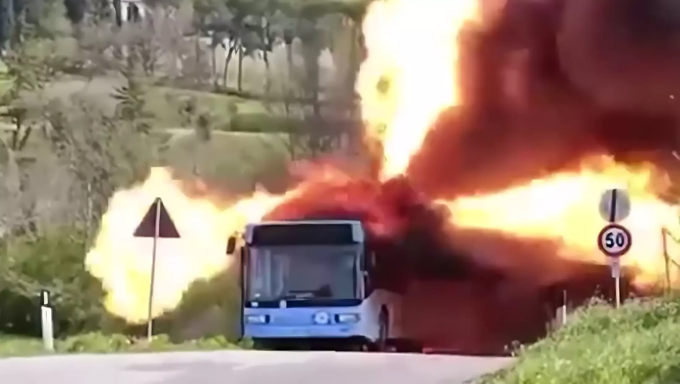 Подборка самовозгораний автобусов с экологичными электродвигателями.