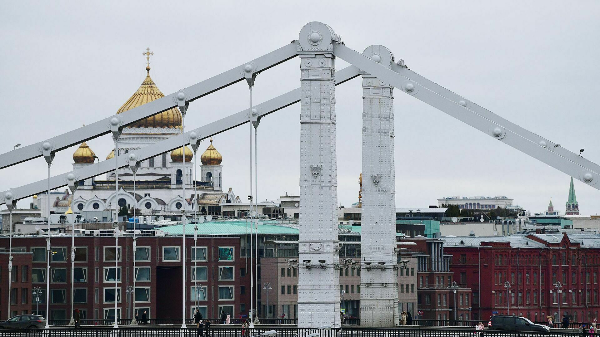 В Москве неизвестный угрожал прыгнуть с Крымского моста
