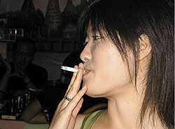 Китайцы отказались запретить курение в ресторанах