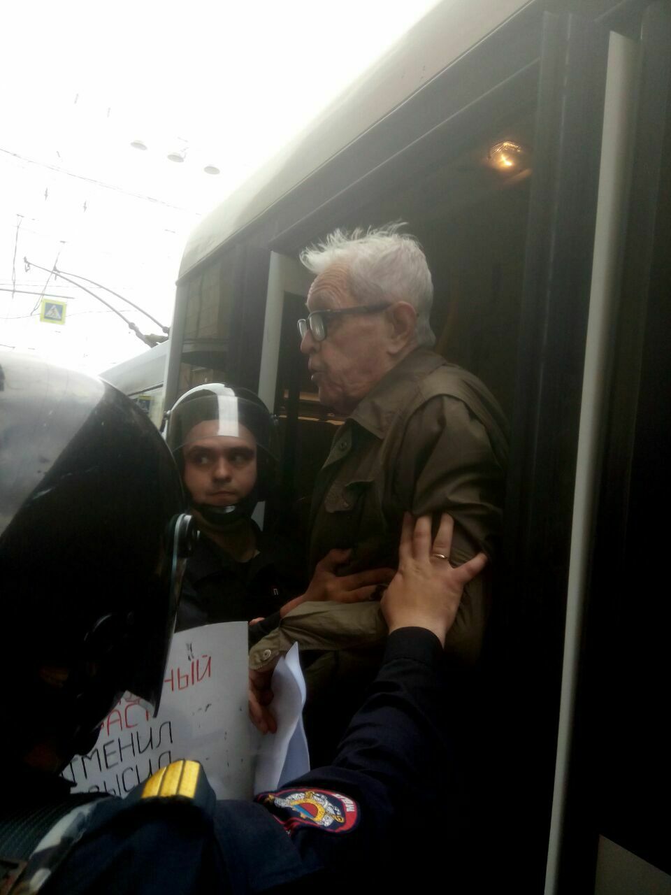 Один из задержанных на акции против пенсионной реформы, которая проходит у площади Ленина, — пожилой мужчина. Во время задержания он говорил, что ему 80 лет.
