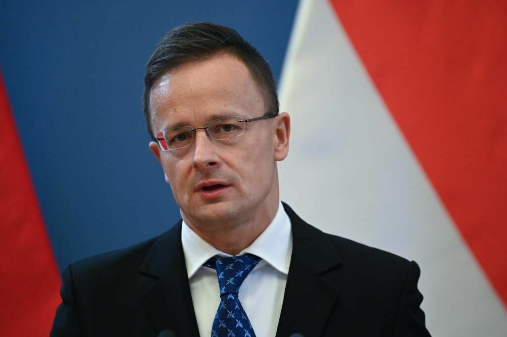 Сийярто: Будапешт не поставляет Киеву оружие, чтобы Россия не обстреливала венгров