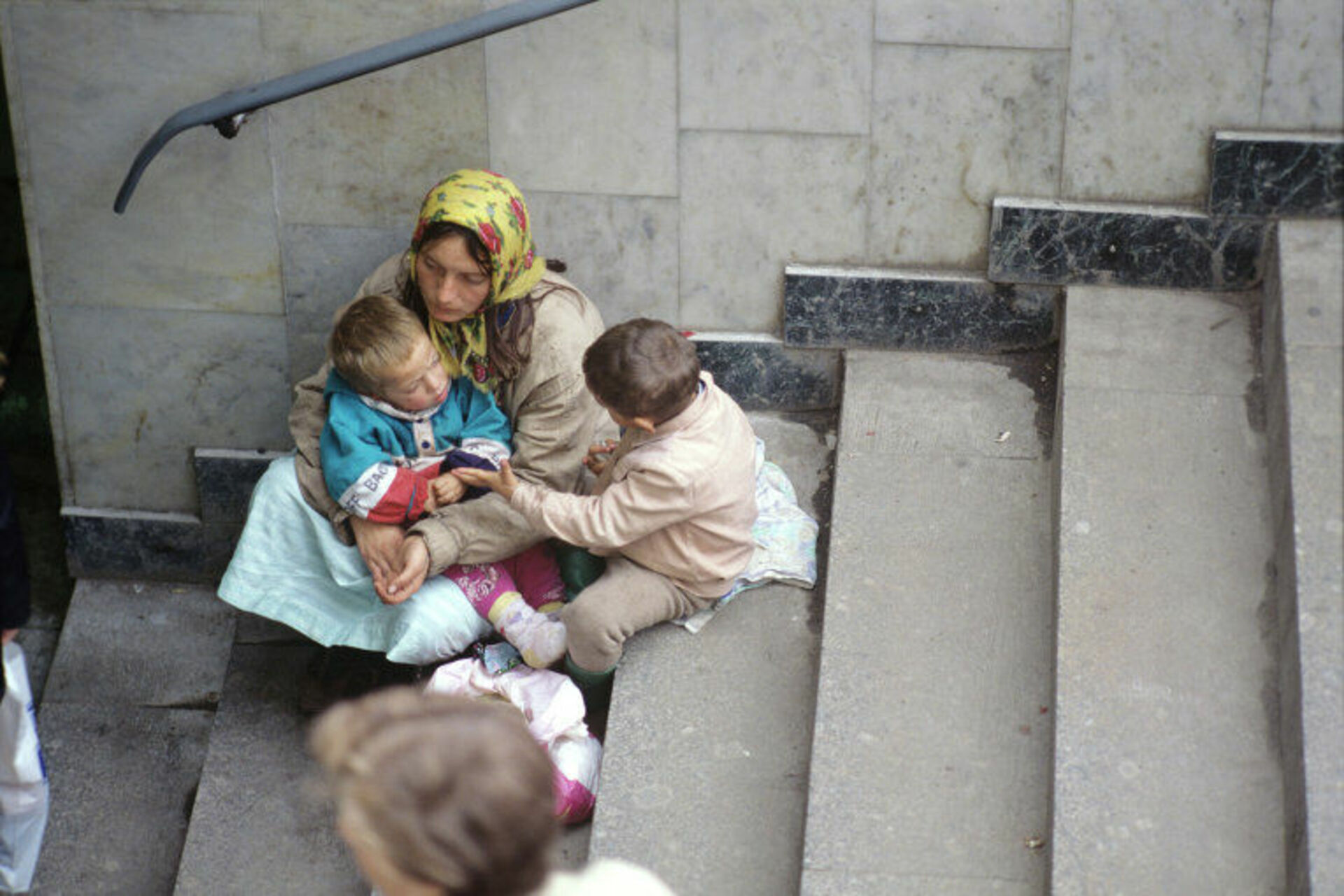 Бедная семья жены. Нищие дети в России. Бедная семья.