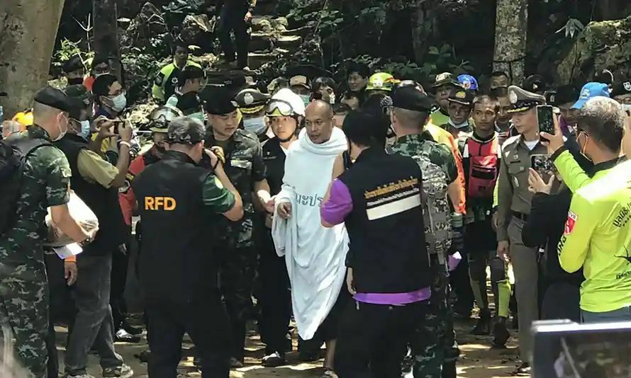 В Таиланде спасли монаха, медитировавшего в затопленной пещере