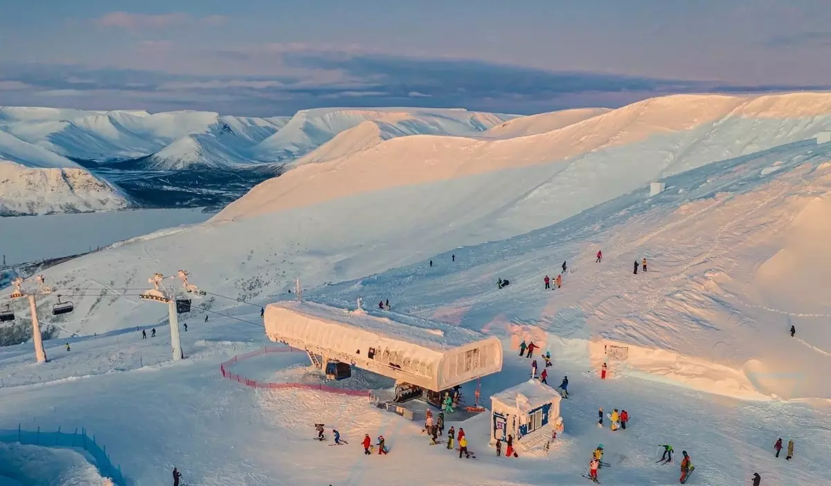 На курорте «Большой Вудъявр» можно кататься на лыжах до майских праздников