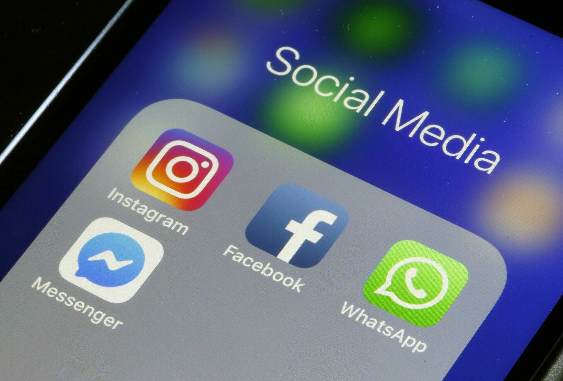 Пользователи пожаловались на сбой в работе Facebook, Instagram и WhatsApp