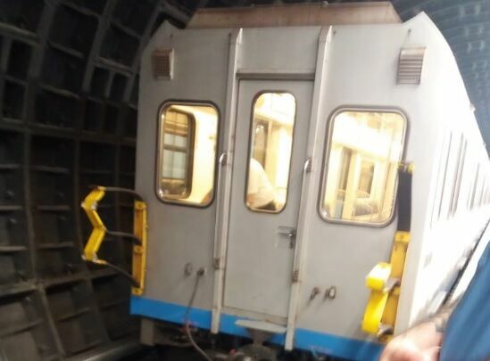 В московском метро у поезда в тоннеле оторвались вагоны