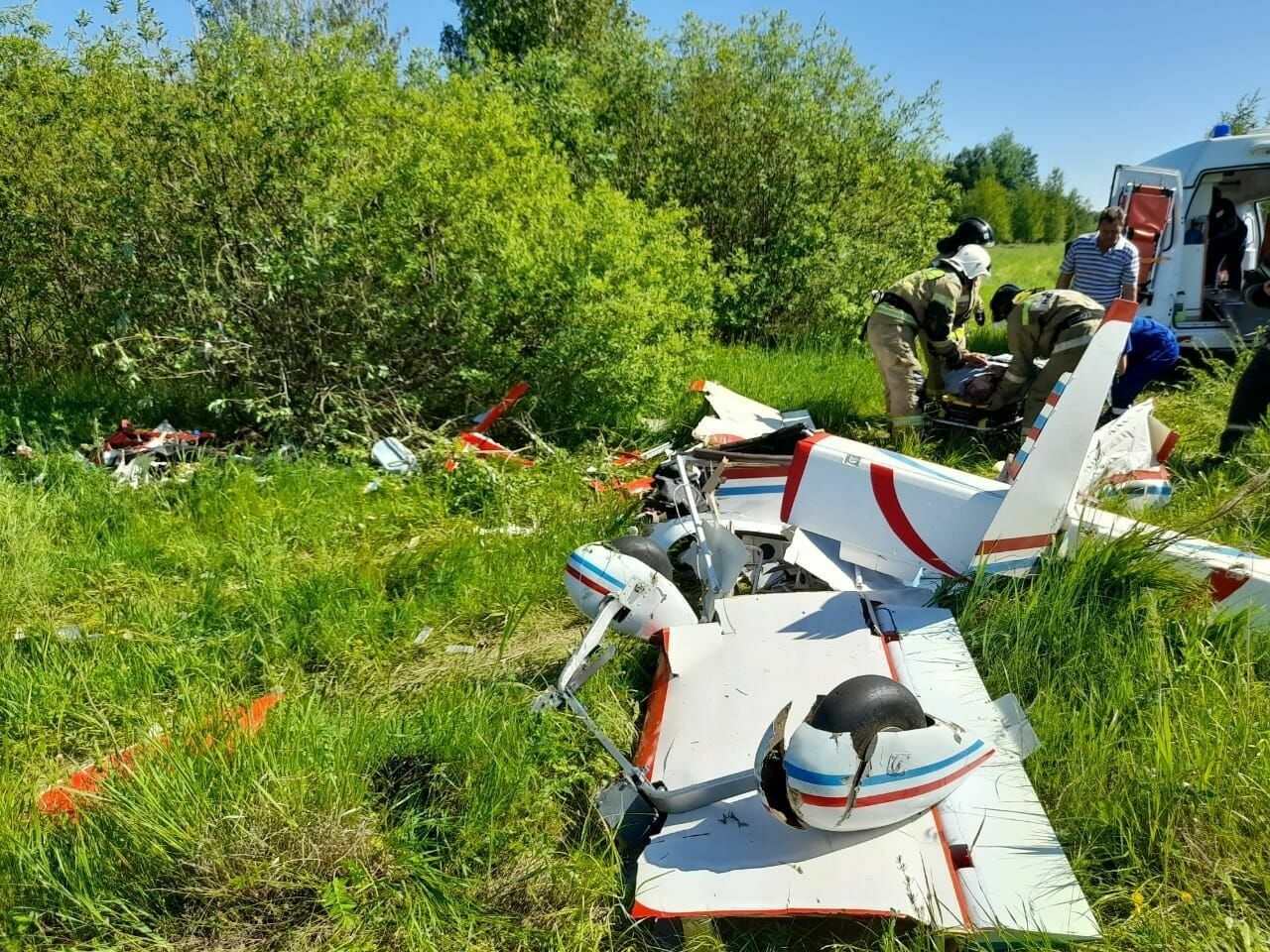 Два человека пострадали при крушении легкомоторного самолета в Тверской области