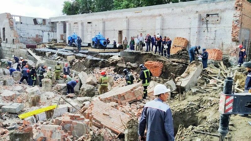 Два человека госпитализированы после обрушения стены в Новосибирске