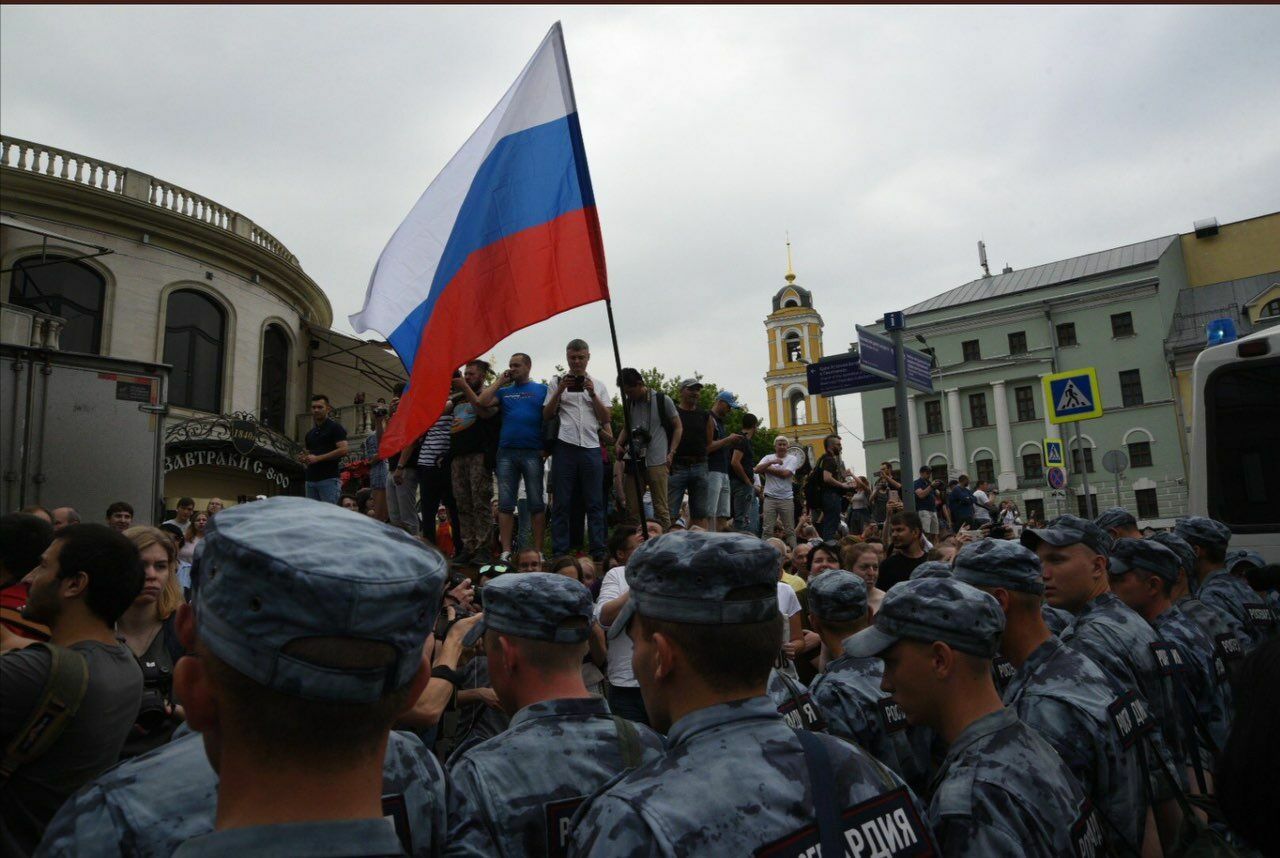 В Москве полиция задерживает участников акции в поддержку Голунова
