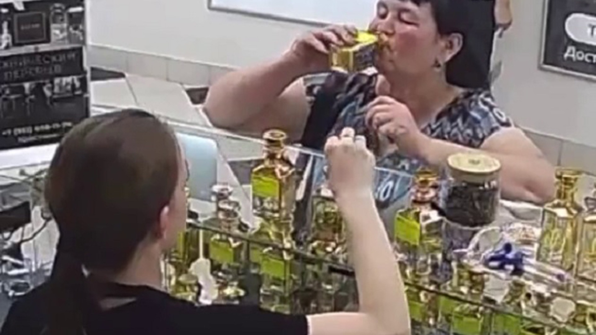 В Саратове посетительница торгового центра решила попробовать духи на вкус (ВИДЕО)