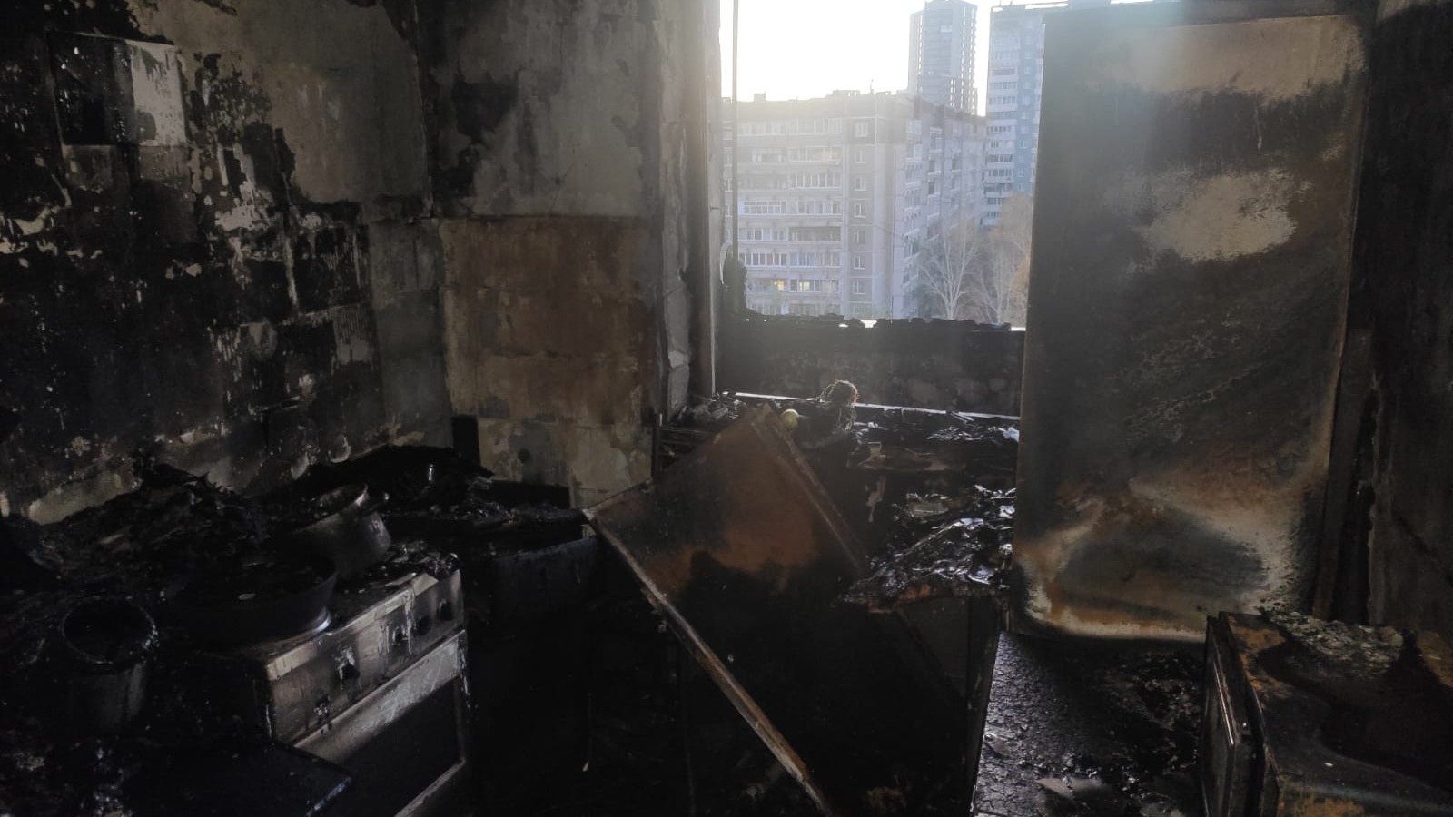 В Екатеринбурге мужчина во время пожара в высотке выпрыгнул в окно (ВИДЕО)