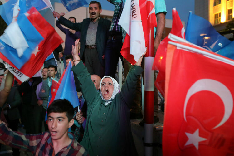 Курс турецкой лиры обвалился после парламентских выборов