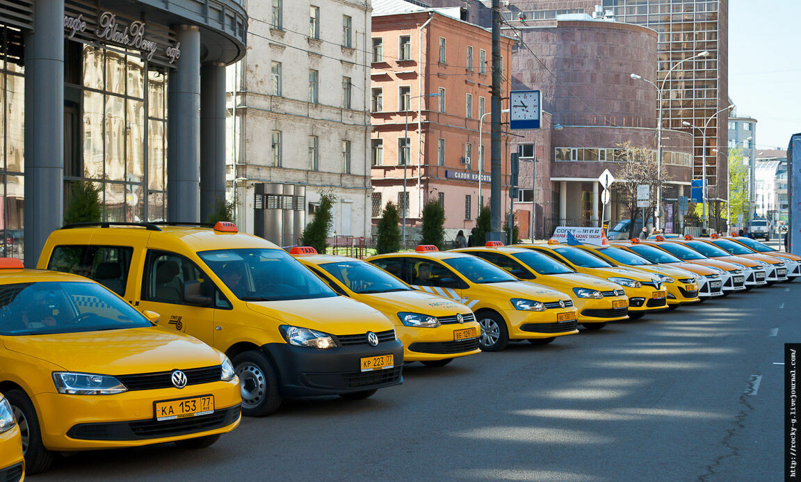 Чиновников предложили пересадить со служебных автомобилей на такси