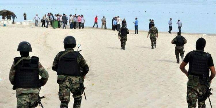 Террористы, расстрелявшие туристов на пляже Туниса, приплыли на резиновой лодке