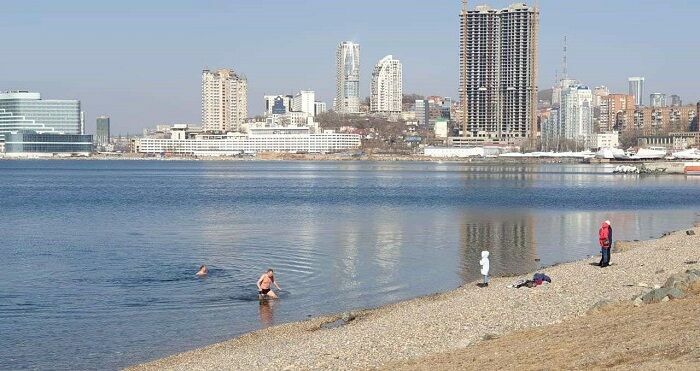 Жители Владивостока открыли купальный сезон