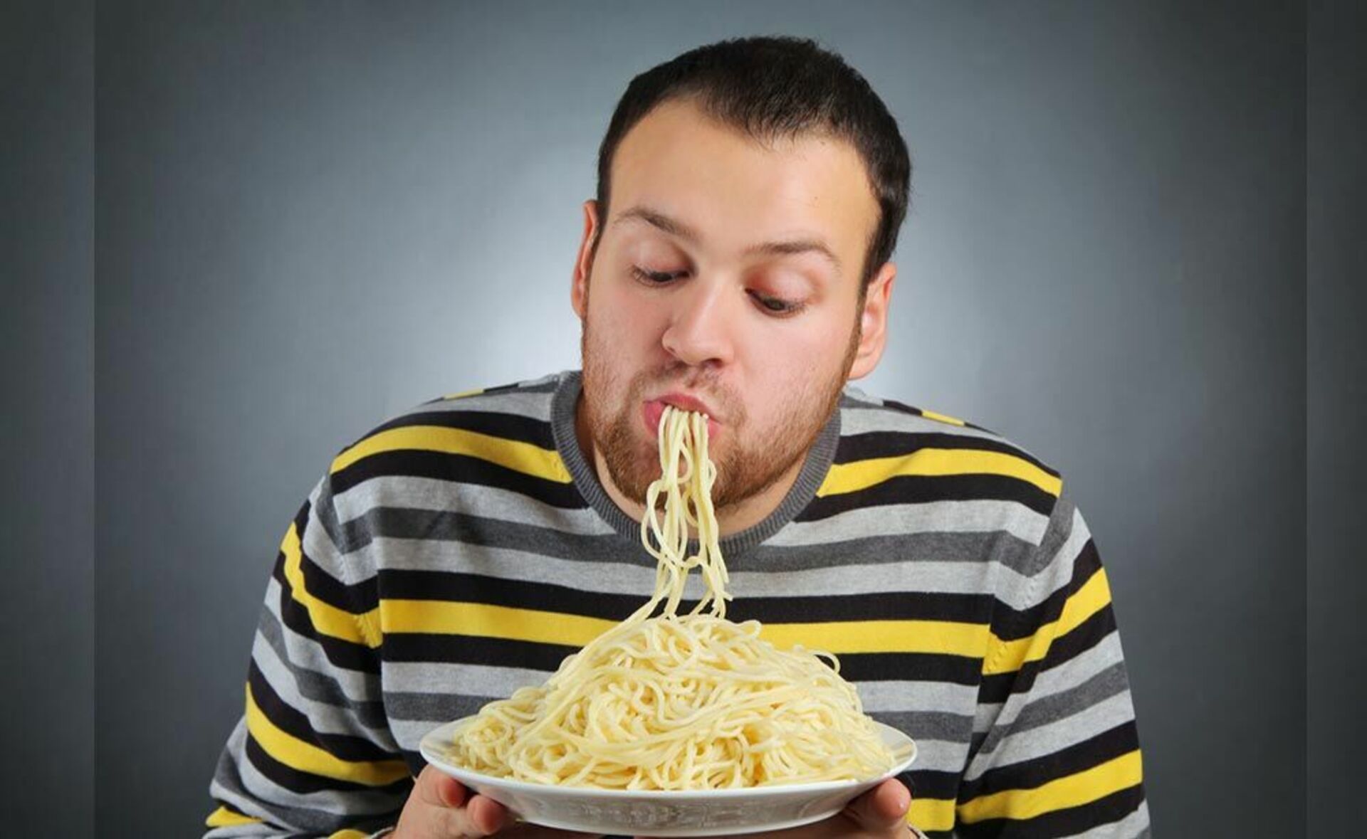 Мужик ест ребенка. Человек ест макароны. Макарун ест человека. Человек ест спагетти. Человек кушает.