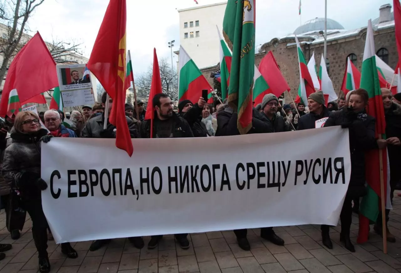 Даже в некогда братской Болгарии все чаще видны лозунги: «С Европой, а не с Россией!»