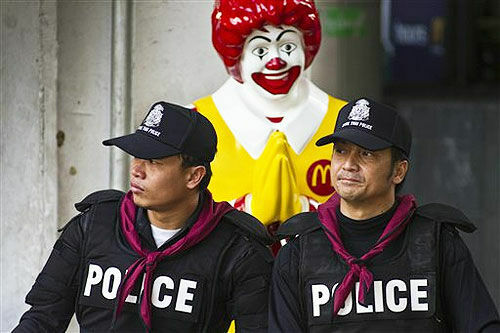 Полиция и клоуны на службе