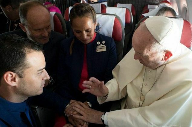 Папа Римский обвенчал двух бортпроводников самолета, на котором летел