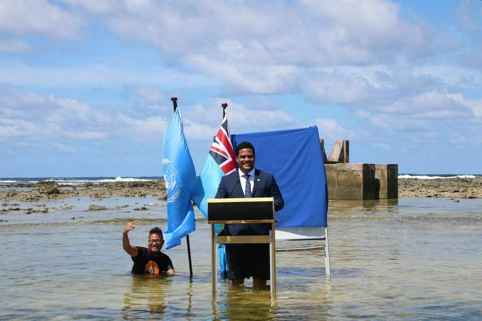 Министр из Тувалу выступил на саммите по климату, стоя по колено в воде