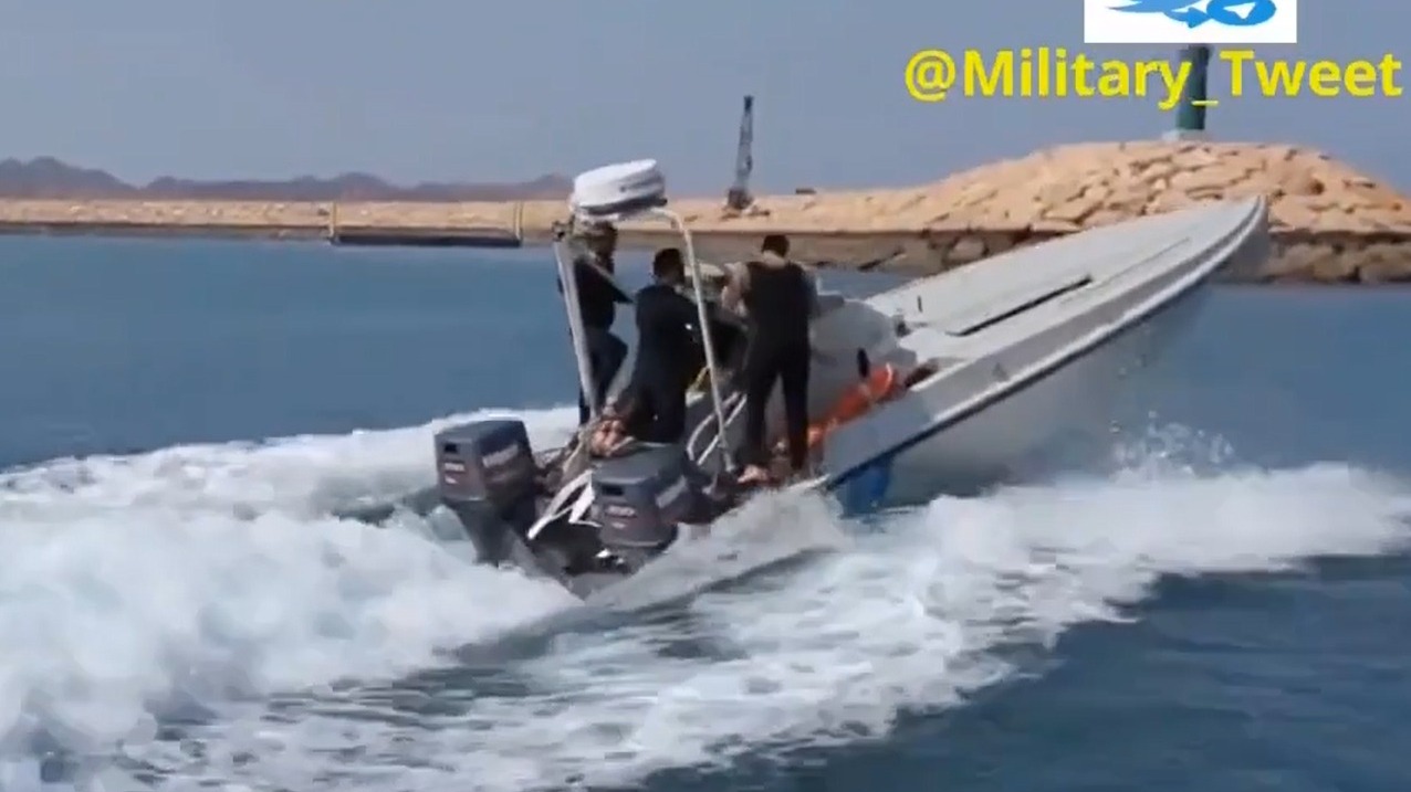 В Иране создан катер-камикадзе, оператор которого должен успеть нырнуть за борт