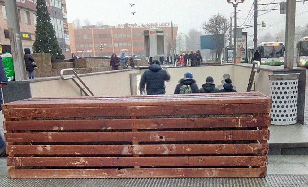 Людям на смех: в Москве убирают бетонные блоки от станций метро